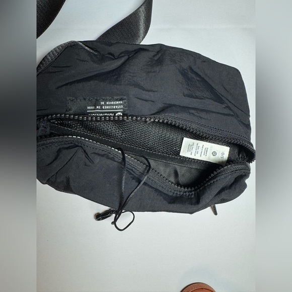 NWOT Lululemon Clean Lines Belt Bag Black 2L Unisex - Picture 8 of 9